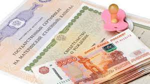 Деньги на торте с кремом и надписью "Поздравляю с днем рождения" - десерт и праздничная еда.